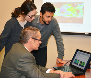 Joireman with students in his lab at WSU. (Photos by Rebecca Phillips, WSU)